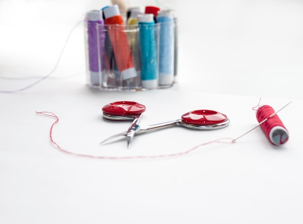 Igła i nitka na materiale